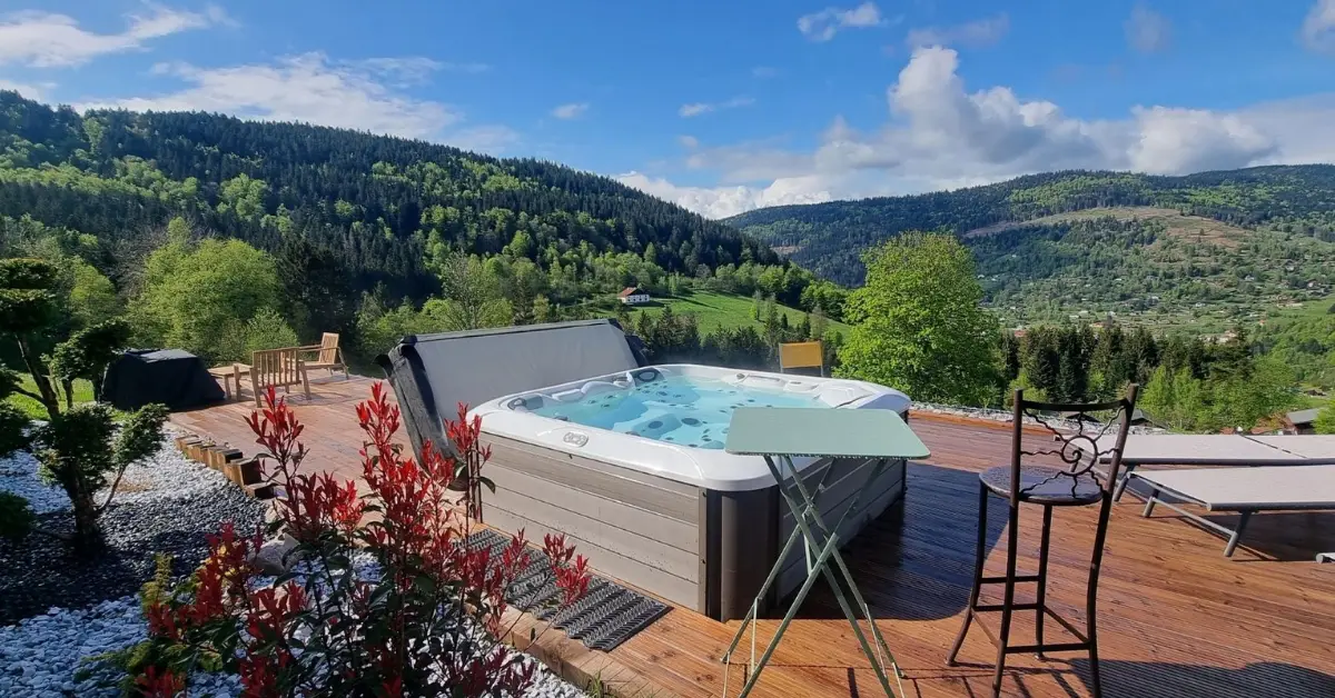 Chalet Terejo dans son écrin de nature face à l'Hermitage du Frère Joseph