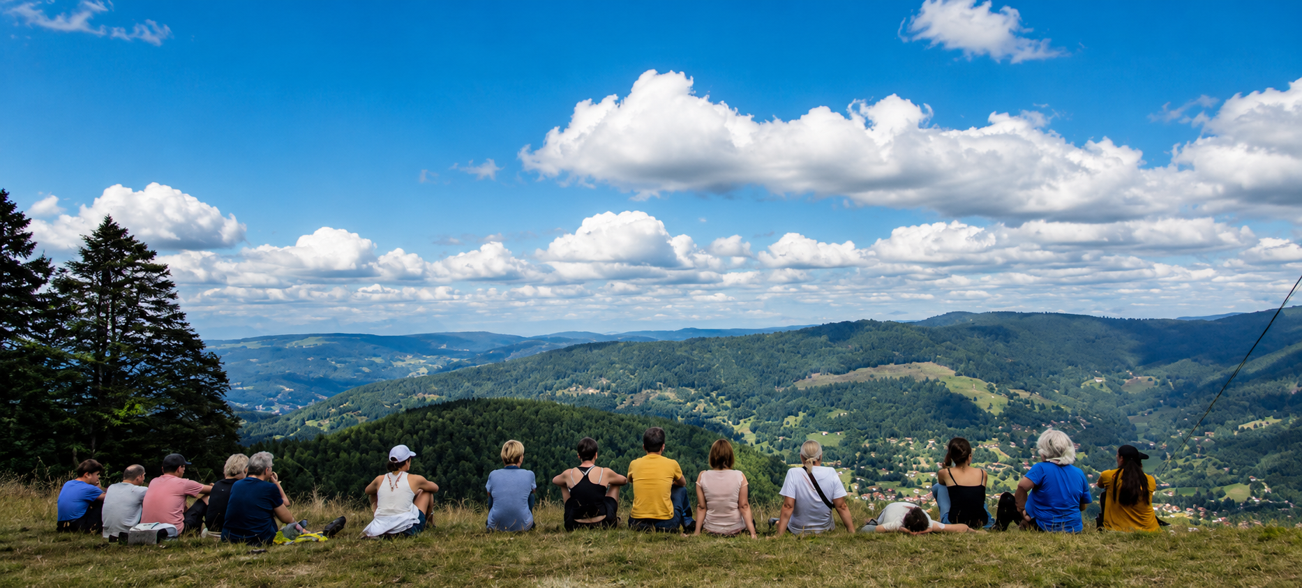 Groupe de stagiaires de yoga au sommet d'une montagne des Vosges lors d'une retraite