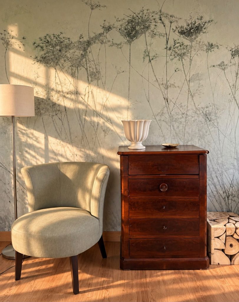 Coin lecture avec fauteuil et commode ancienne, chambre Camomille
