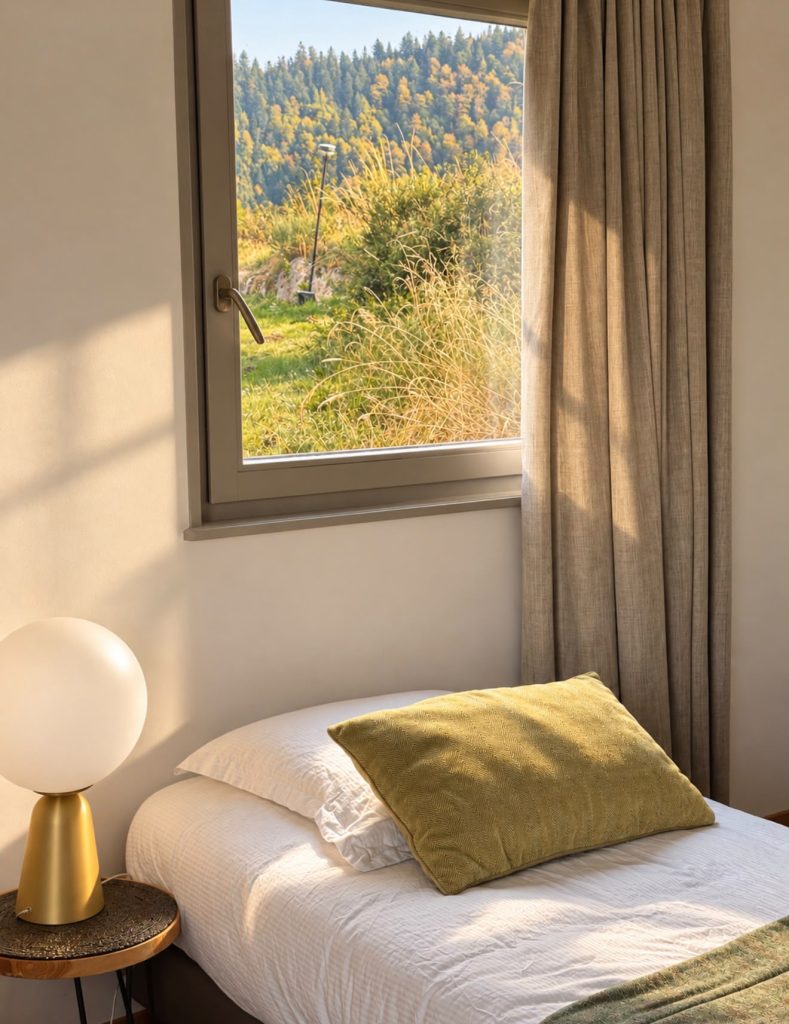 Chambre Camomille du Chalet Terejo, lit devant la fenêtre