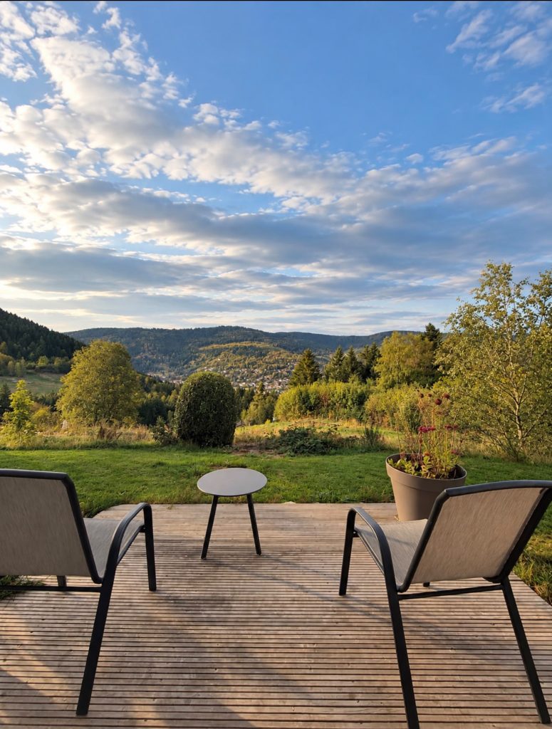 Terrasse de la chambre Camomille face à la vallée