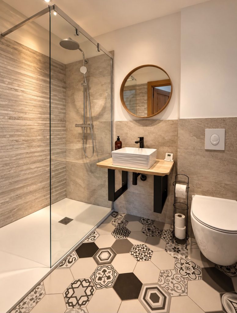 Salle d’eau avec douche à l’italienne et carreaux hexagonaux, chambre Mélisse