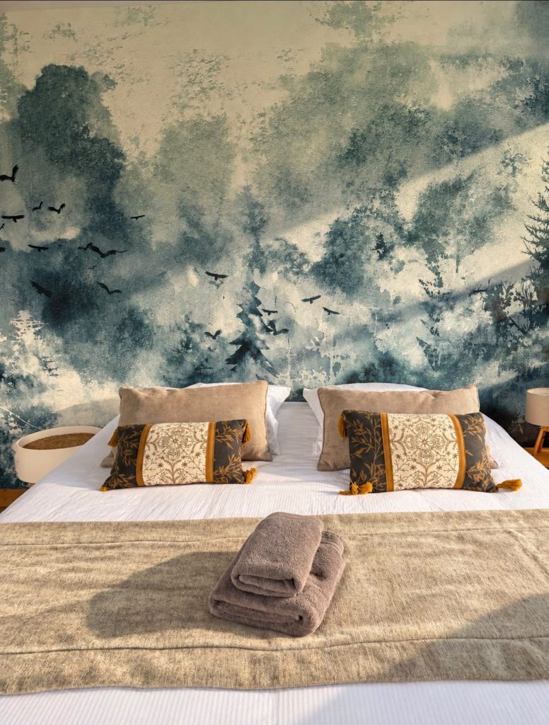 Tête de lit forêt dans la brume, chambre Mélisse