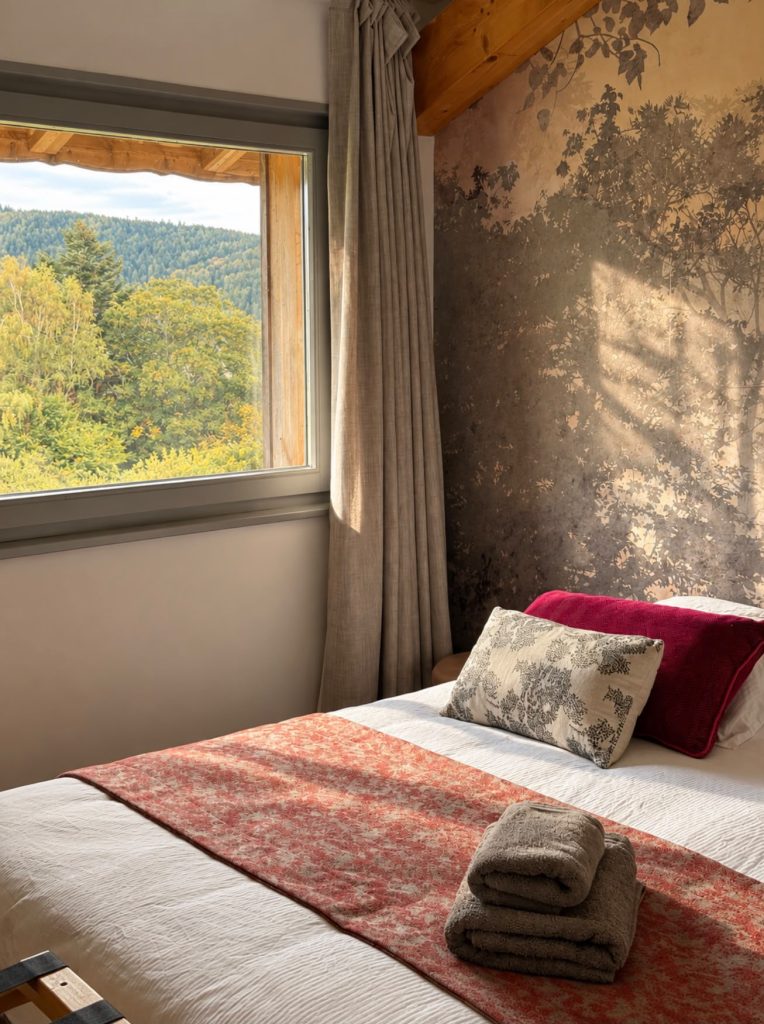 Lumière du soir à la fenêtre de la chambre Rosa
