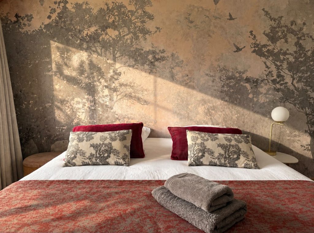 Grand arbre peint derrière le lit, chambre Rosa