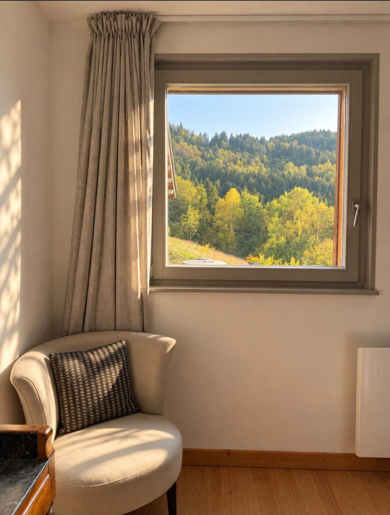 Fauteuil près de la grande fenêtre sur la forêt, chambre Verveine