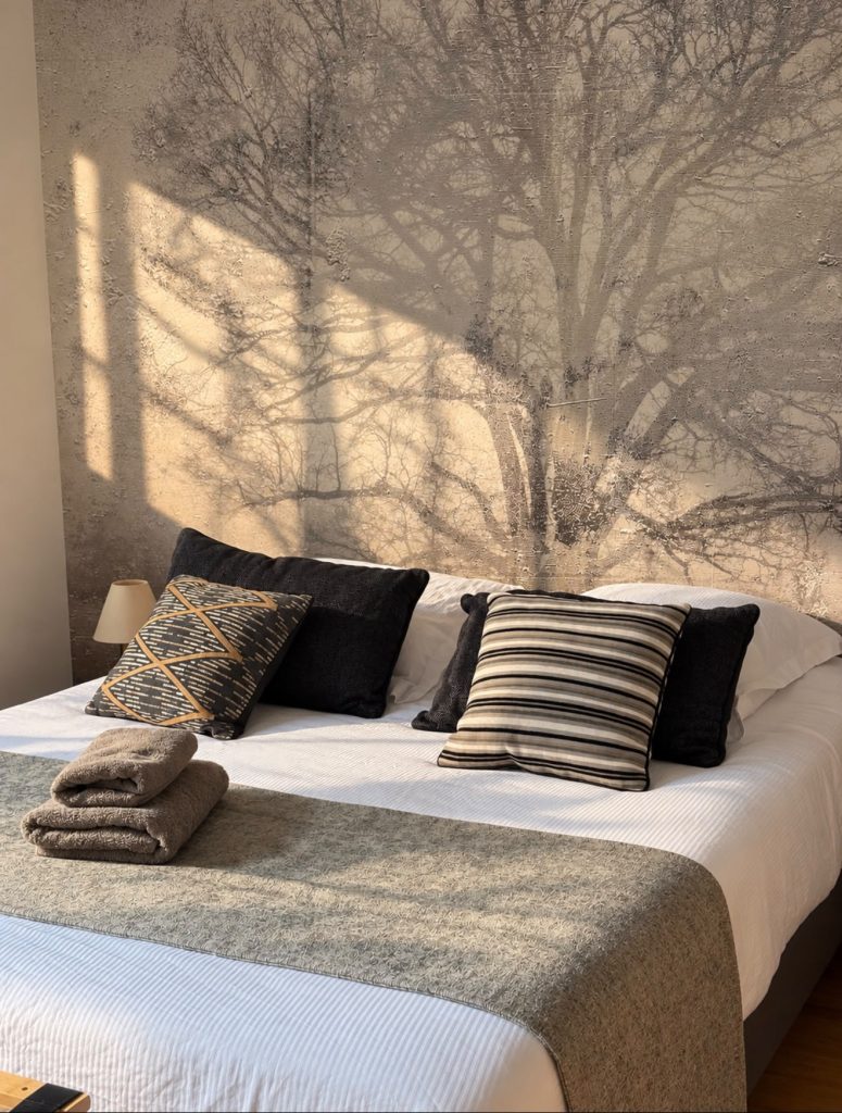 Lit de 160 cm devant l’arbre peint, chambre Verveine