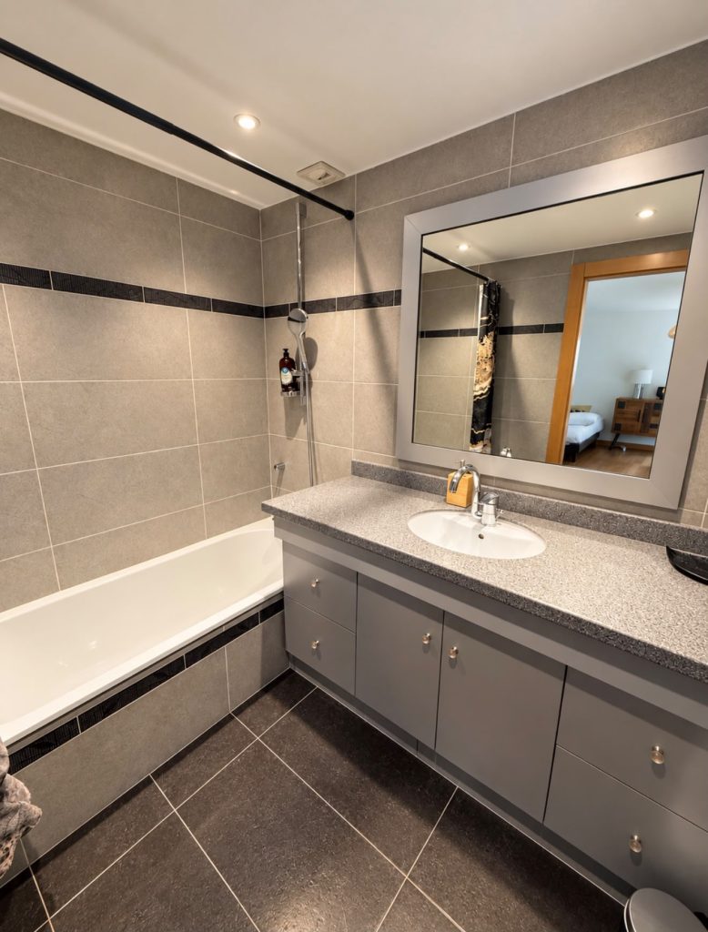 Salle de bain avec baignoire de la chambre Ylang