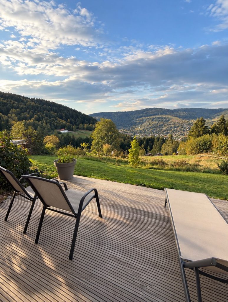 Terrasse de la chambre Ylang avec transats et vue sur les Hautes-Vosges
